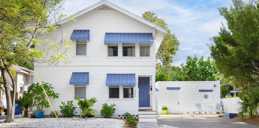 Commercial property in Saint Petersburg, Florida 4 bedrooms, 121.52 sq.m. № 1559988