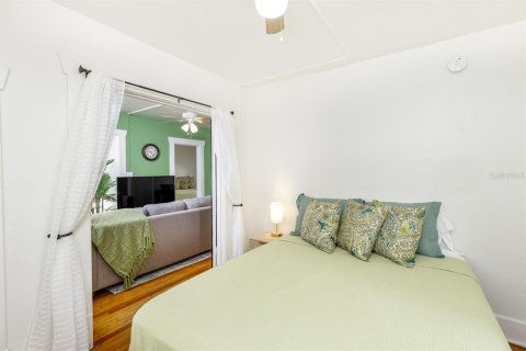 Commercial property in Saint Petersburg, Florida 4 bedrooms, 121.52 sq.m. № 1559988 - photo 11