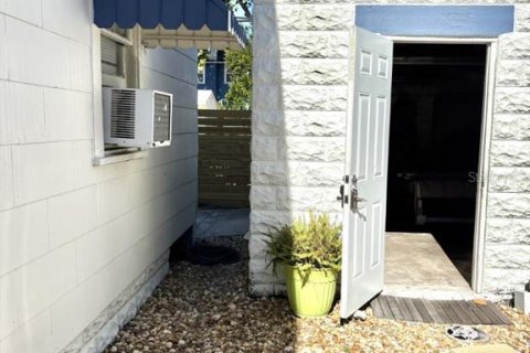 Commercial property in Saint Petersburg, Florida 4 bedrooms, 121.52 sq.m. № 1559988 - photo 30