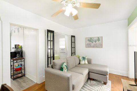 Commercial property in Saint Petersburg, Florida 4 bedrooms, 121.52 sq.m. № 1559988 - photo 7