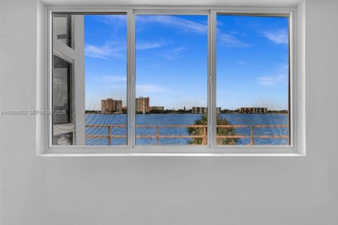 Купить кондоминиум в Майами, Флорида 1 спальня, 81.75м2, № 2048488 - фото 18