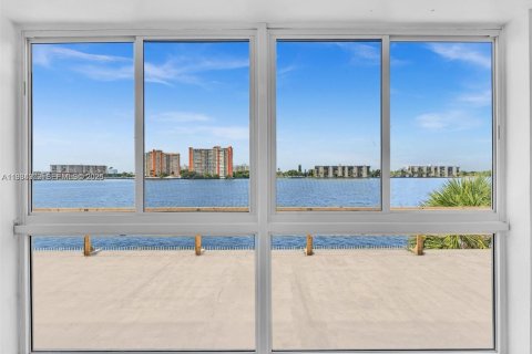 Купить кондоминиум в Майами, Флорида 1 спальня, 81.75м2, № 2048488 - фото 12