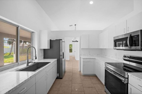 House in North Port, Florida 3 bedrooms, 176.79 sq.m. № 1508987 - photo 3