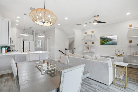 Townhouse in Saint Petersburg, Florida 3 bedrooms, 178.37 sq.m. № 2196493 - photo 10