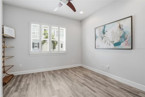 Townhouse in Saint Petersburg, Florida 3 bedrooms, 178.37 sq.m. № 2196493 - photo 21