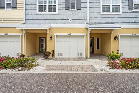 Townhouse in Saint Petersburg, Florida 3 bedrooms, 178.37 sq.m. № 2196493 - photo 6