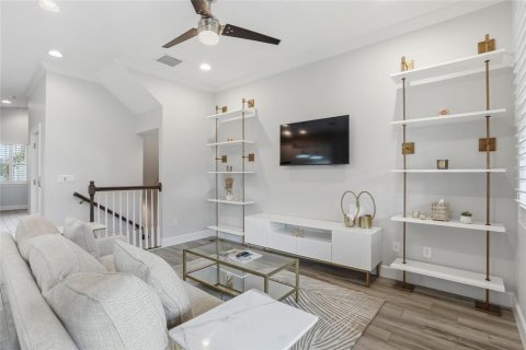 Townhouse in Saint Petersburg, Florida 3 bedrooms, 178.37 sq.m. № 2196493 - photo 2