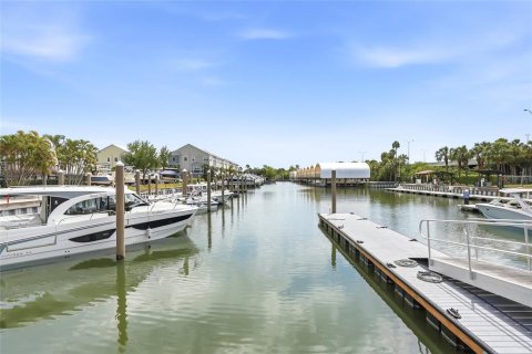 Townhouse in Saint Petersburg, Florida 3 bedrooms, 178.37 sq.m. № 2196493 - photo 4