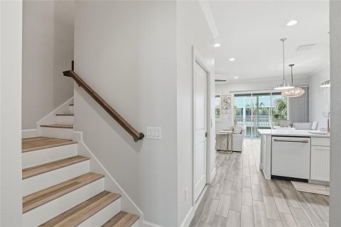Townhouse in Saint Petersburg, Florida 3 bedrooms, 178.37 sq.m. № 2196493 - photo 24