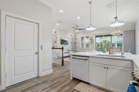 Townhouse in Saint Petersburg, Florida 3 bedrooms, 178.37 sq.m. № 2196493 - photo 13