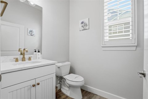 Townhouse in Saint Petersburg, Florida 3 bedrooms, 178.37 sq.m. № 2196493 - photo 23