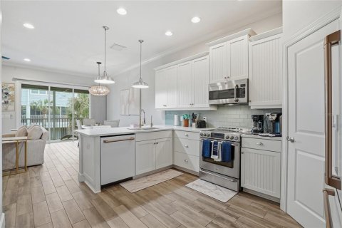 Townhouse in Saint Petersburg, Florida 3 bedrooms, 178.37 sq.m. № 2196493 - photo 3