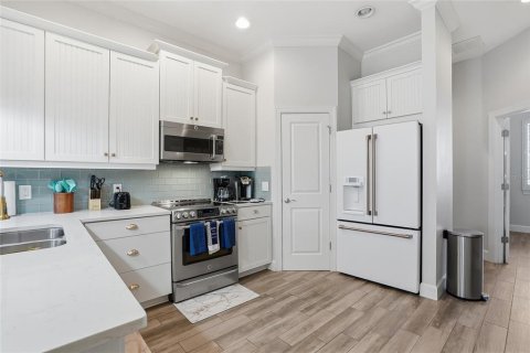 Townhouse in Saint Petersburg, Florida 3 bedrooms, 178.37 sq.m. № 2196493 - photo 14