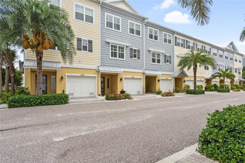Townhouse in Saint Petersburg, Florida 3 bedrooms, 178.37 sq.m. № 2196493