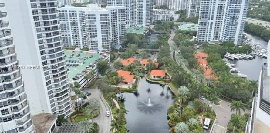 Condo à Aventura, Floride, 2 chambres  № 2385285