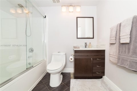 Condo in Sunny Isles Beach, Florida, 2 bedrooms  № 2062332 - photo 23