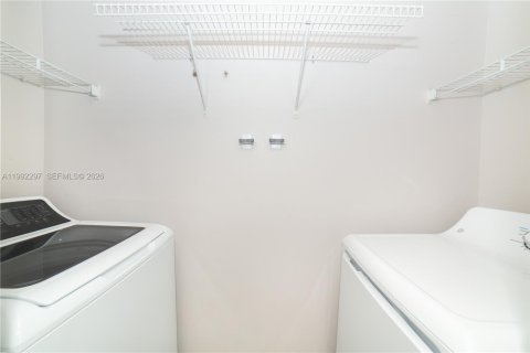 Condo in Sunny Isles Beach, Florida, 2 bedrooms  № 2062332 - photo 24