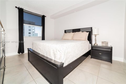 Condo in Sunny Isles Beach, Florida, 2 bedrooms  № 2062332 - photo 21