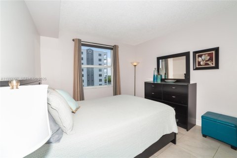 Condo in Sunny Isles Beach, Florida, 2 bedrooms  № 2062332 - photo 16