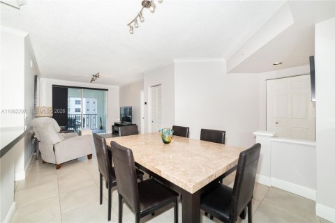 Condo in Sunny Isles Beach, Florida, 2 bedrooms  № 2062332 - photo 11