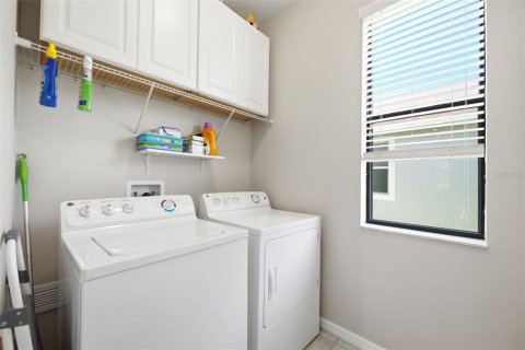 House in New Port Richey, Florida 3 bedrooms, 182.09 sq.m. № 2217010 - photo 29