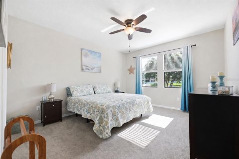 House in New Port Richey, Florida 3 bedrooms, 182.09 sq.m. № 2217010 - photo 13