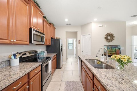 House in New Port Richey, Florida 3 bedrooms, 182.09 sq.m. № 2217010 - photo 5