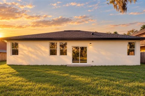 House in Deltona, Florida 4 bedrooms, 168.99 sq.m. № 2128580 - photo 2