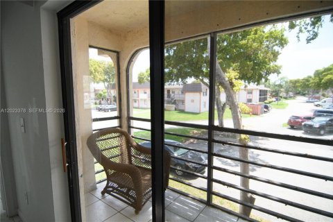 Condo in Miami, Florida, 2 bedrooms  № 2257172 - photo 11