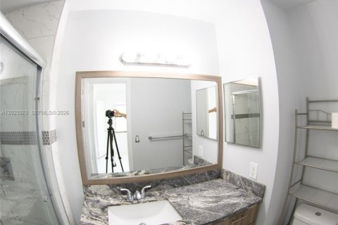Condo in Miami, Florida, 2 bedrooms  № 2257172 - photo 10