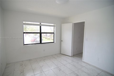Condo in Miami, Florida, 2 bedrooms  № 2257172 - photo 7