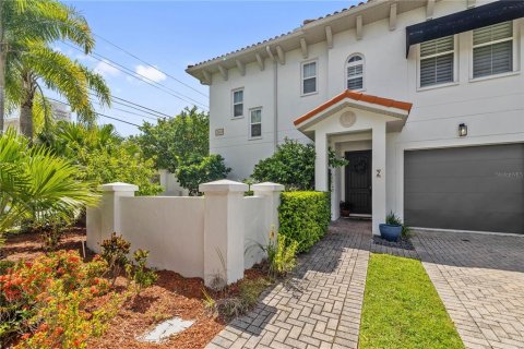 Adosado en alquiler en Tampa, Florida, 3 dormitorios, 219.06 m2 № 1916789 - foto 1