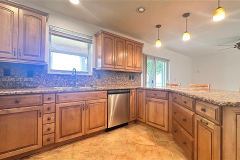 House in Davie, Florida 4 bedrooms, 176.05 sq.m. № 2064206 - photo 8