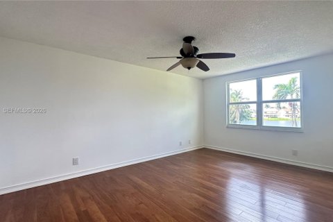 House in Davie, Florida 4 bedrooms, 176.05 sq.m. № 2064206 - photo 27