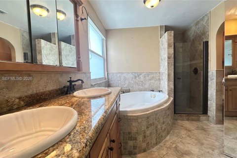 House in Davie, Florida 4 bedrooms, 176.05 sq.m. № 2064206 - photo 22