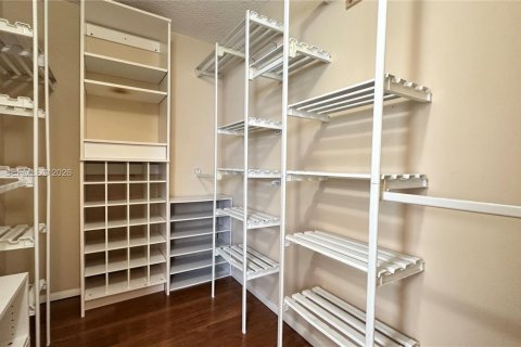 House in Davie, Florida 4 bedrooms, 176.05 sq.m. № 2064206 - photo 25