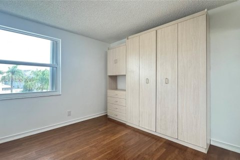 House in Davie, Florida 4 bedrooms, 176.05 sq.m. № 2064206 - photo 21