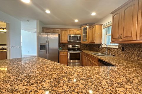 House in Davie, Florida 4 bedrooms, 176.05 sq.m. № 2064206 - photo 10