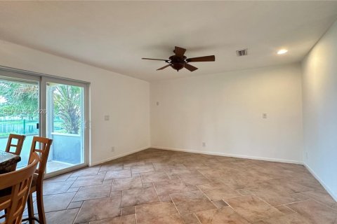 House in Davie, Florida 4 bedrooms, 176.05 sq.m. № 2064206 - photo 12