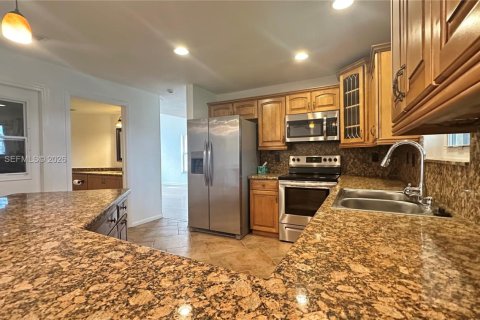 House in Davie, Florida 4 bedrooms, 176.05 sq.m. № 2064206 - photo 9