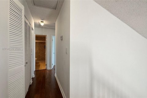 House in Davie, Florida 4 bedrooms, 176.05 sq.m. № 2064206 - photo 30