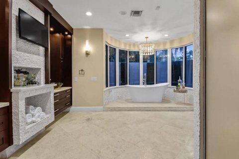 House in Weston, Florida 6 bedrooms, 520.9 sq.m. № 2087990 - photo 28