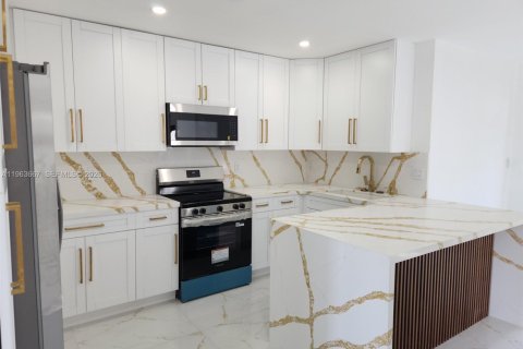 Villa ou maison à vendre à Miami Gardens, Floride: 3 chambres, 144.56 m2 № 2025629 - photo 16