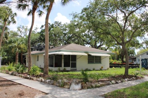 House in Dunedin, Florida 2 bedrooms, 100.52 sq.m. № 2167317