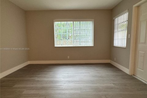 Commercial property in Fort Lauderdale, Florida 210.52 sq.m. № 2022632 - photo 7