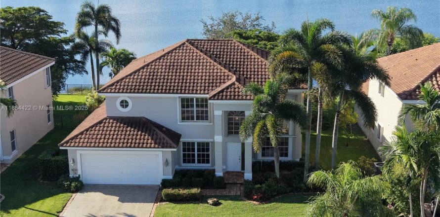 House in Pembroke Pines, Florida 4 bedrooms, 226.31 sq.m. № 1945031