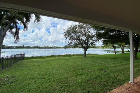 House in Pembroke Pines, Florida 4 bedrooms, 226.31 sq.m. № 1945031 - photo 2