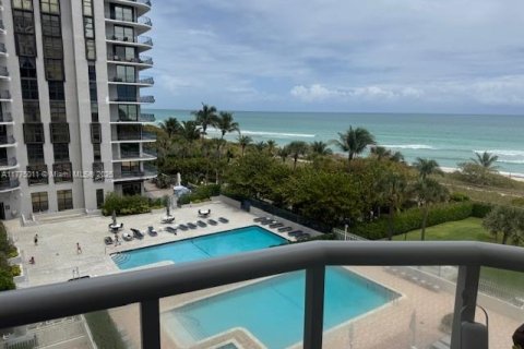 Condo in Surfside, Florida, 2 bedrooms  № 1941533 - photo 17