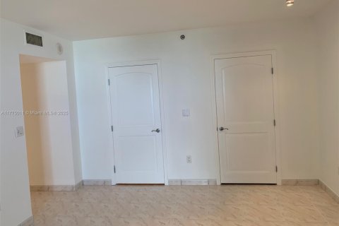 Condo in Surfside, Florida, 2 bedrooms  № 1941533 - photo 19
