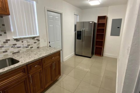 Propiedad comercial en venta en Miami, Florida, 166.48 m2 № 1945194 - foto 9